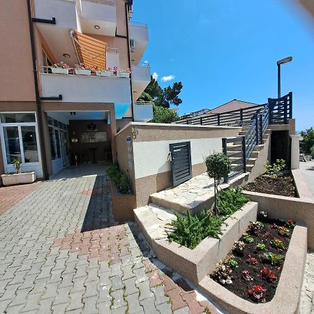 Apartments Vila Adrijana&Fitness Studio WOLF Baška Voda Buitenkant foto