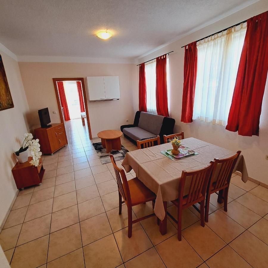 Apartments Vila Adrijana&Fitness Studio WOLF Baška Voda Buitenkant foto