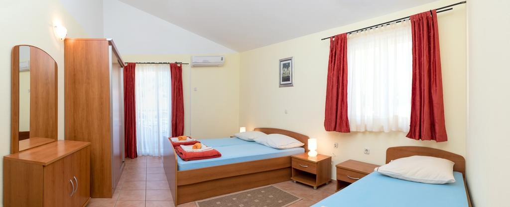 Apartments Vila Adrijana&Fitness Studio WOLF Baška Voda Buitenkant foto