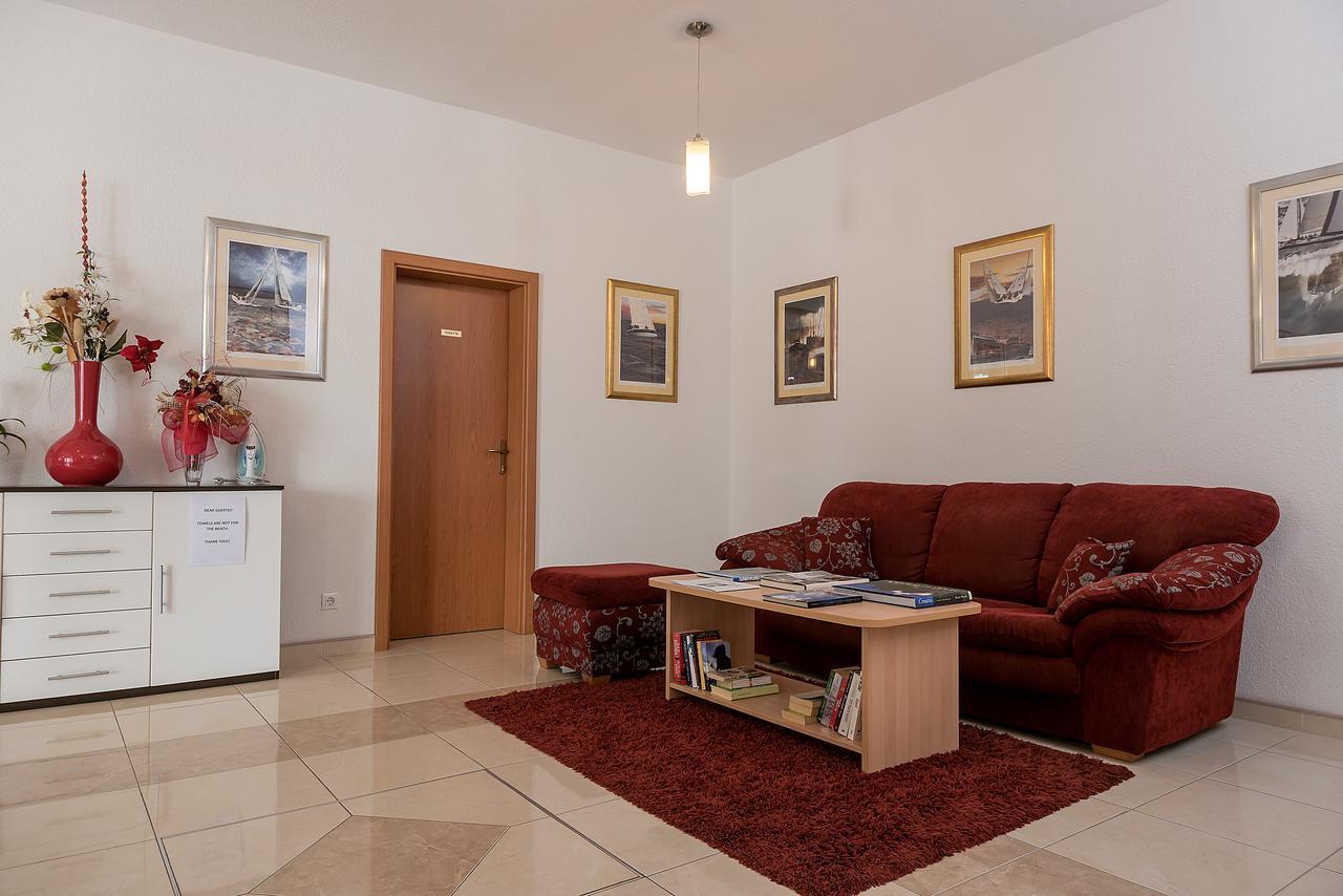 Apartments Vila Adrijana&Fitness Studio WOLF Baška Voda Buitenkant foto