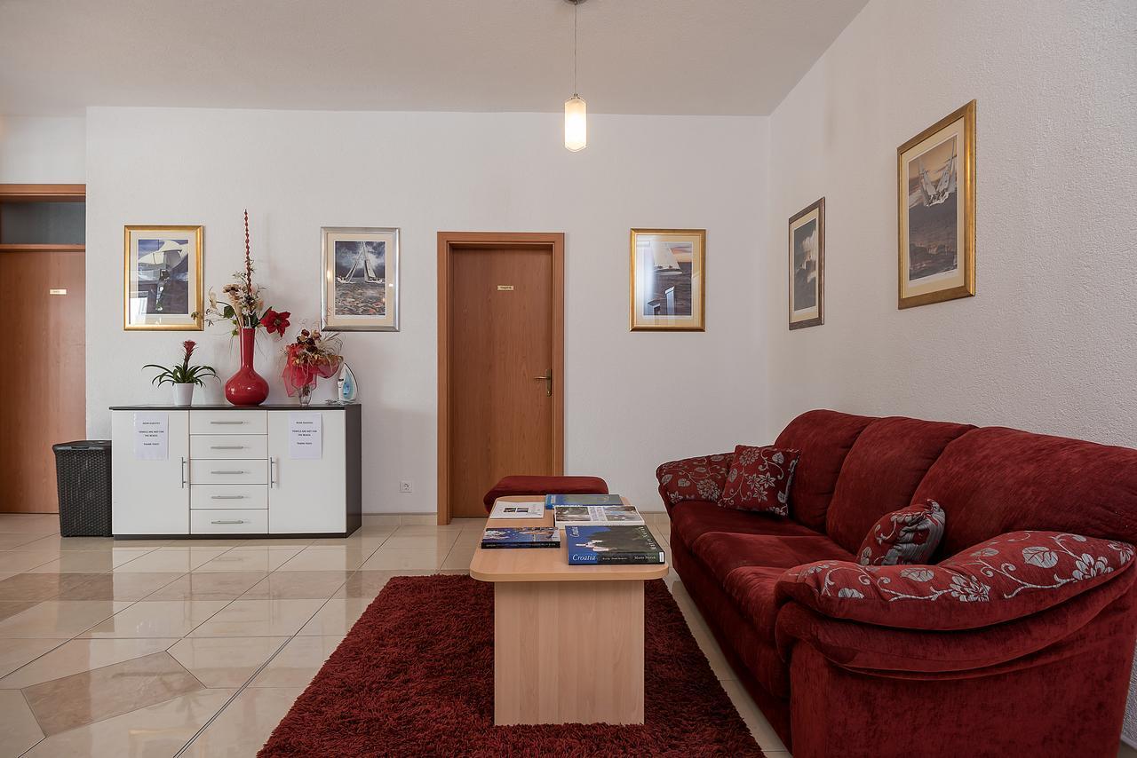 Apartments Vila Adrijana&Fitness Studio WOLF Baška Voda Buitenkant foto